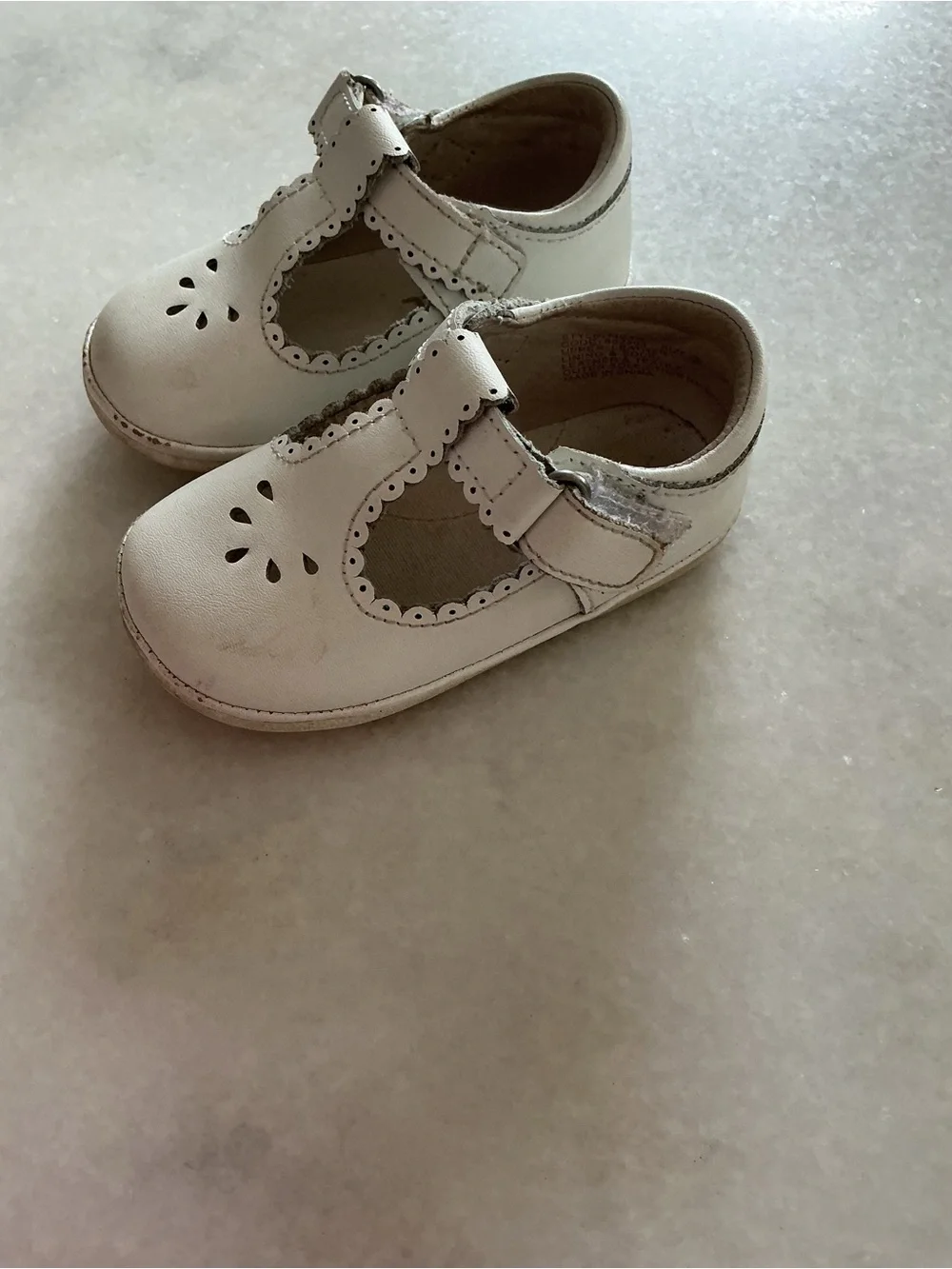L'Amour White Toddler Mary Jane Shoes with Scallop Trim